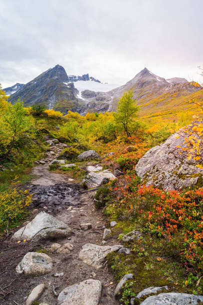 A beautiful photo of a mountain landscape in Sunnmore, Norway - Foto, Imagen