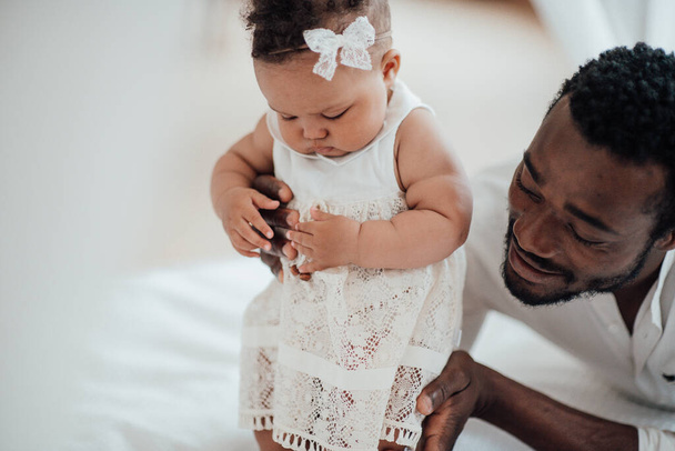 Baba Bebek Bağlantısı. Mutlu siyahi adam evde tatlı bebekle bağ kuruyor. - Fotoğraf, Görsel