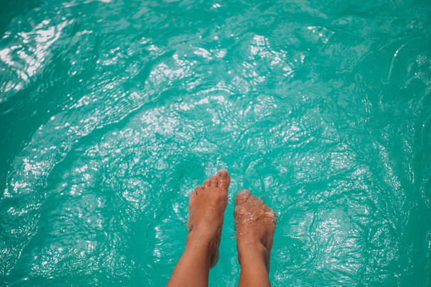 visão de seção baixa de pés femininos por piscina - Foto, Imagem