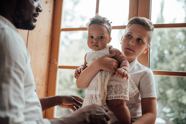 Połączenie ojca z dzieckiem. Szczęśliwy czarny mężczyzna wiążący się ze słodkim dzieckiem w domu. Międzynarodowa koncepcja rodziny - Zdjęcie, obraz