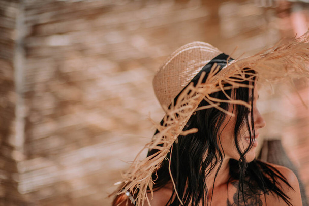 γυναικείο μοντέλο σε ψάθινο καπέλο closeup πορτρέτο  - Φωτογραφία, εικόνα