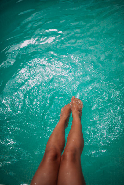 nízký pohled na ženské nohy u bazénu - Fotografie, Obrázek