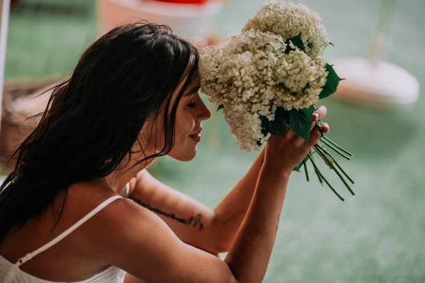 bride in white dress holding flowers  - Zdjęcie, obraz