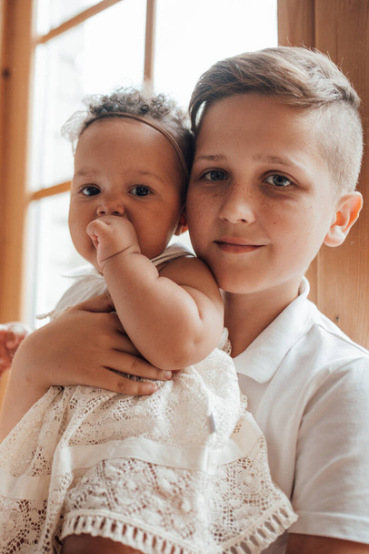 roztomilé malé batole dívka se svým bratrem - Fotografie, Obrázek
