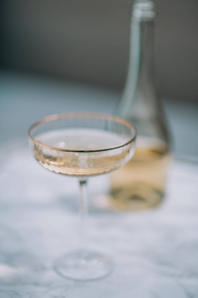 Λευκό κρασί σε ποτήρι close-up άποψη - Φωτογραφία, εικόνα