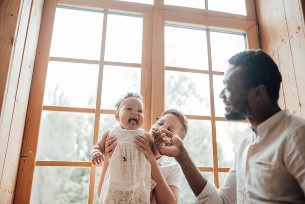 Padre Baby Connection. Feliz hombre negro vinculación con lindo bebé en casa. Concepto de familia internacional - Foto, imagen