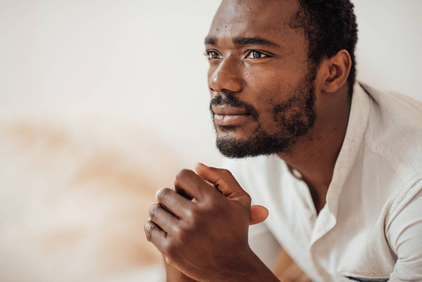 Csinos afroamerikai férfi portréja  - Fotó, kép