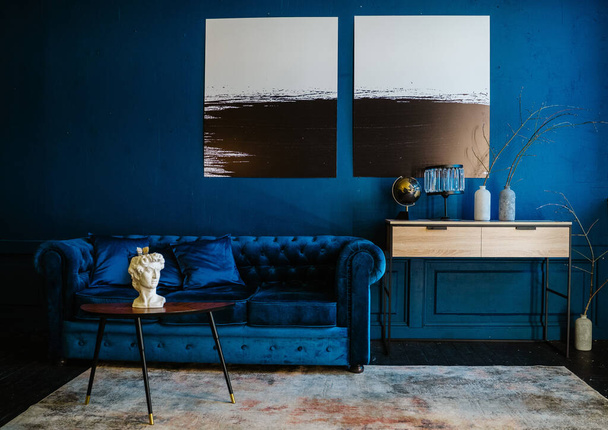 Moderní design interiéru v podkrovním stylu s použitím modré barvy.. - Fotografie, Obrázek