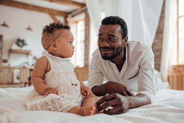 african american man with his daughter at home - Foto, Imagem