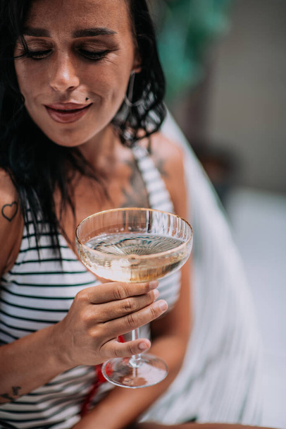 image recadrée d'une femme tenant un cocktail - Photo, image