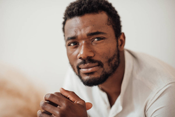Csinos afroamerikai férfi portréja  - Fotó, kép