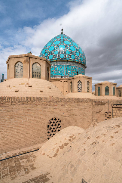 Cúpula azul de la mezquita del Santuario de Vali vista desde una azotea. En la azotea del santuario Shah Nematollah Vali, Mahan, Irán. - Foto, Imagen