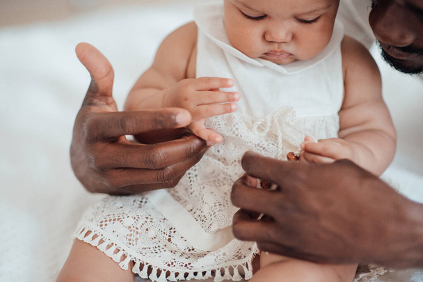 Padre Baby Connection. feliz preto homem ligação com bonito infantil criança em casa - Foto, Imagem