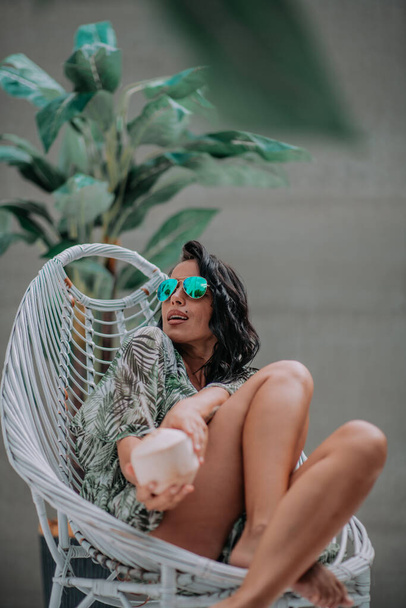 young sexy woman resting with cocktail - Foto, Imagen
