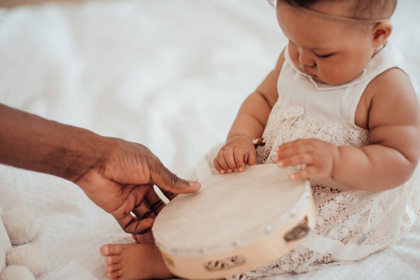 Padre Baby Connection. felice nero uomo legame con carino neonato a casa - Foto, immagini
