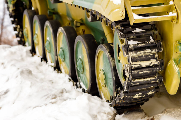 冬の雪軍装備トラクターのキャタピラー冬の軍事演習 - 写真・画像