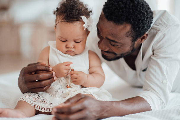 счастливый чернокожий мужчина с дочерью - Фото, изображение