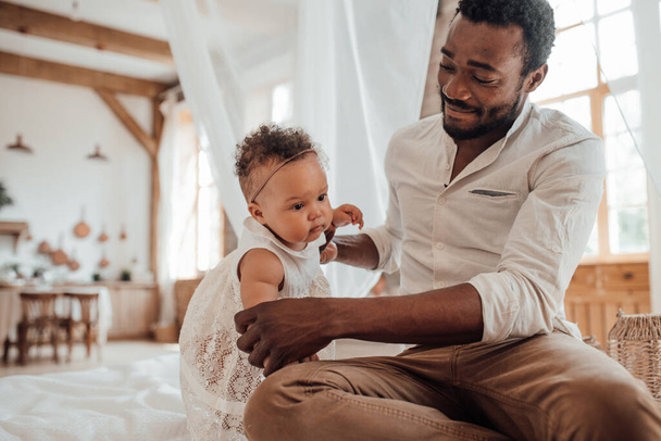 Baba Bebek Bağlantısı. Mutlu siyahi adam evde tatlı bebekle bağ kuruyor. - Fotoğraf, Görsel