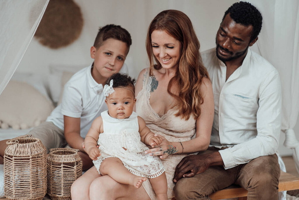 joyeux couple interracial avec enfants, portrait de famille  - Photo, image