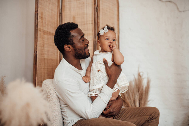 счастливый чернокожий мужчина с дочерью - Фото, изображение