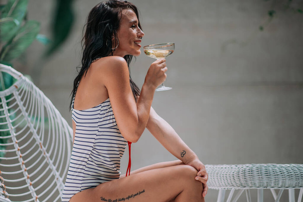 side view of girl with champagne glass  - Foto, Imagen
