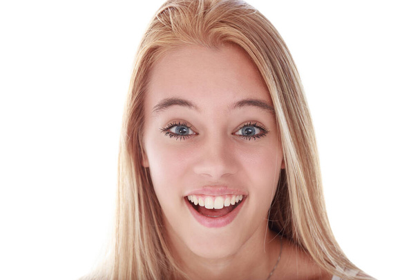 retrato sonriente de hermosa sorpresa para una chica blanca rubia, boca abierta, dientes perfectos - Foto, imagen