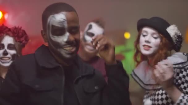Portrét šťastných mladých lidí v halloween kostýmy tanec na hudbu na party - Záběry, video