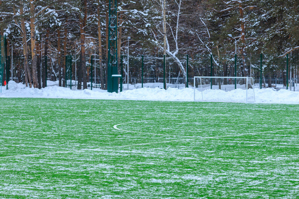 tyhjä jalkapallokenttä tavoite koulutukseen, lunta vihreä tekonurmella. - Valokuva, kuva