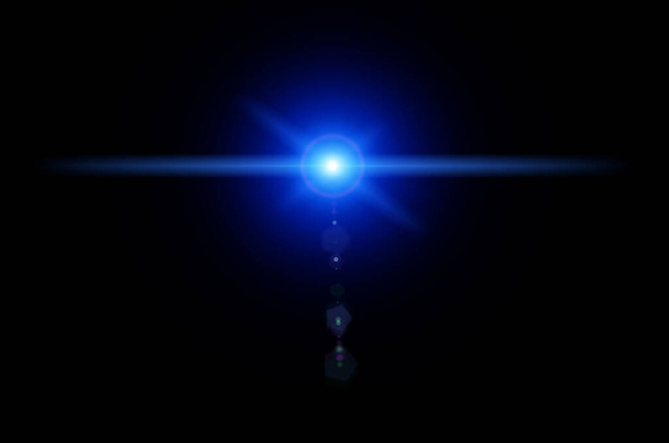 Ilustración de luz azul brillante con líneas de destello de lente y bokeh sobre fondo negro. Explosión de sol con destello de lente digital sobre fondo negro. Destello de estrella con rayos. - Foto, imagen