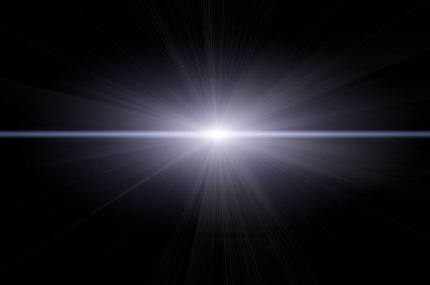 Ilustración de luz azul brillante con líneas de destello de lente y bokeh sobre fondo negro. Explosión de sol con destello de lente digital sobre fondo negro. Destello de estrella con rayos. - Foto, imagen
