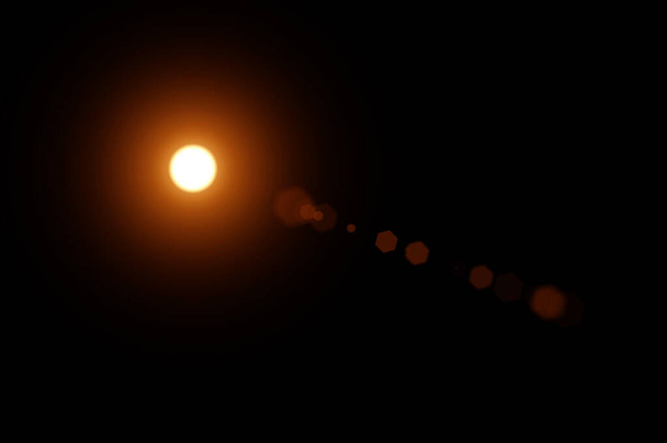 Ilustración de luz azul brillante con líneas de destello de lente y bokeh sobre fondo negro. Explosión de sol con destello de lente digital sobre fondo negro. Destello de estrella con rayos. - Foto, Imagen