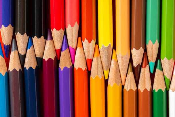Színes ceruzák piros háttérrel.Ceruza háttér, Oktatási koncepció és vissza az iskolai koncepció.Felülnézet. - Fotó, kép