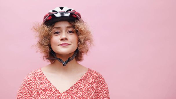Atraktivní dívka nosí bezpečnostní cyklistická přilba Usmívající se zdravý životní styl koncepce - Fotografie, Obrázek