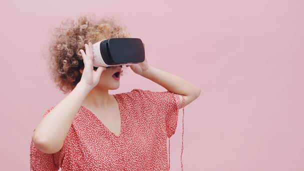 Girl Wearing Virtual Reality Goggles VR Box Watching 3D Movie Technology Concept - Foto, Imagen