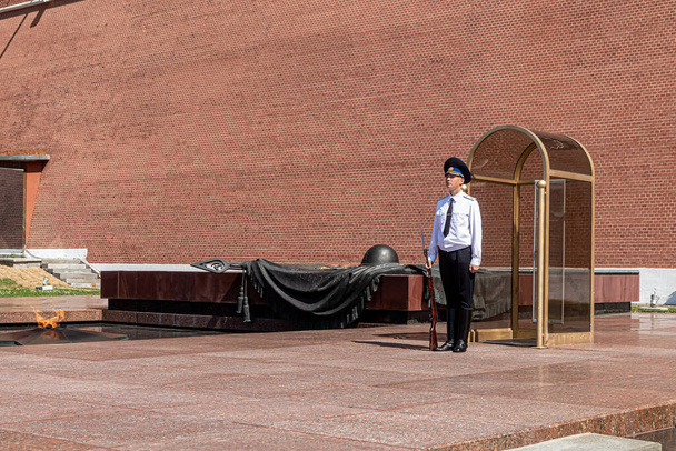 Moscow, Russia, 07.20.2021. Sentry at the eternal flame on the grave of the Unknown soldier at the Kremlin Wall - Fotografie, Obrázek