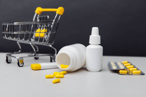 Carro de la compra con medicamentos recetados compuestos y herramientas médicas - Foto, Imagen