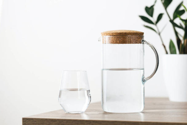 Balanço de água vidro conceito de água e jar hidratação - Foto, Imagem