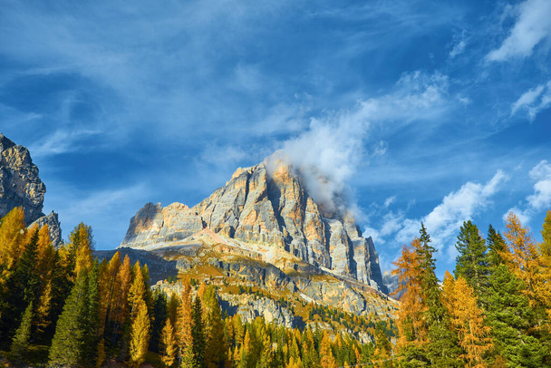 die schönen italienischen Dolomiten an einem Herbsttag - Foto, Bild