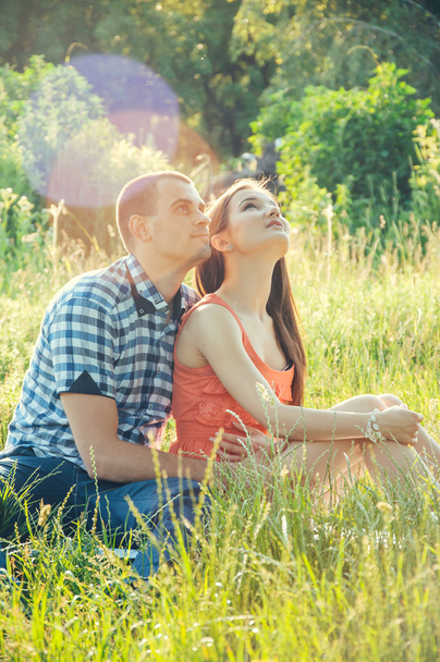 Couple de jeunes amants assis sur l'herbe
 - Photo, image