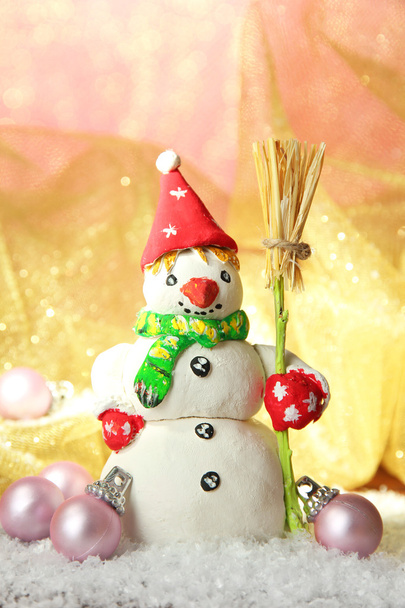 Красивый снеговик и рождественский декор, на ярком фоне
 - Фото, изображение