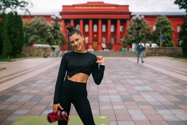 Fitness model in sportswear posing on the city street. - Photo, Image