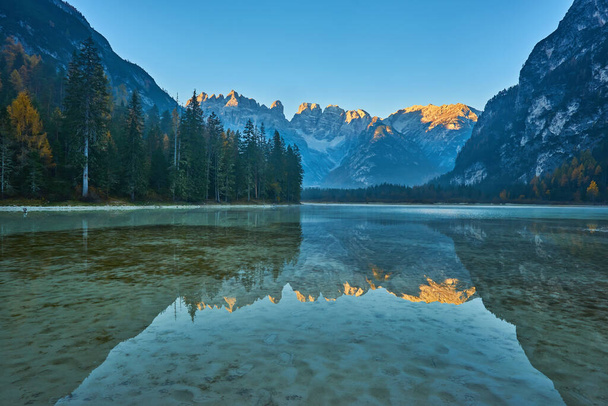 Alba al lago di montagna autunno. Lago di Landro, Dolomiti Alpi, Italia - Foto, immagini