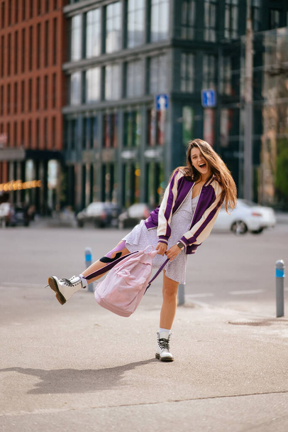 Porträt einer hübschen jungen Frau, die Spaß auf der Straße hat. - Foto, Bild