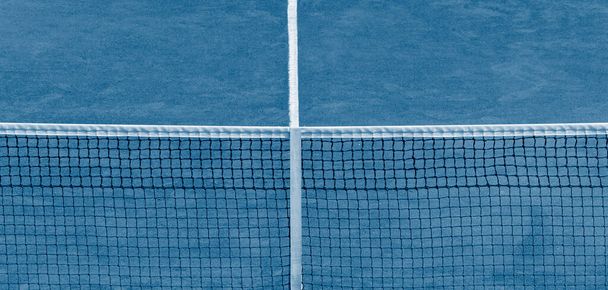Close-up details van een tennisnet. Blauwe kleurfilter. Professioneel sportconcept. Horizontale sportposter, wenskaarten, headers, website - Foto, afbeelding