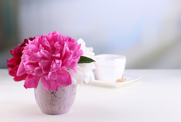 Peonies in vase, tea in cup and marshmallow - Foto, imagen