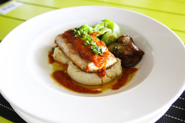 Menú del restaurante. Filete de pescado con verduras. Establecimiento de mesa en un restaurante
. - Foto, imagen