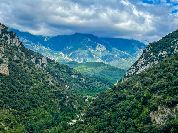 θέα στα βουνά των Πυρηναίων το καλοκαίρι, Villefranche-de-Conflent, Pyrenees-Orientales, Γαλλία - Φωτογραφία, εικόνα