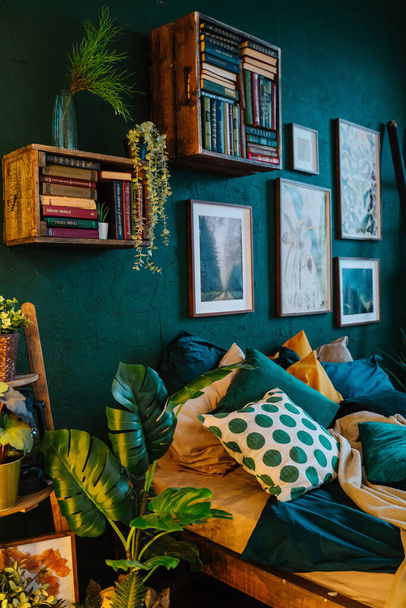 Diseño interior moderno en el estilo loft usando color verde.. - Foto, Imagen