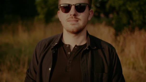 Güneş Gözlüğü Portresindeki Moda Hunk. Yakışıklı Adam Dışarıdaki Kameraya Bakıyor - Video, Çekim