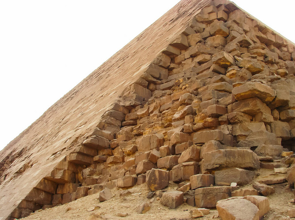 Aşağı indirilmiş piramit köşeleri Mısır 'ın büyük piramitleri. Yıkık piramit köşeleri. - Fotoğraf, Görsel